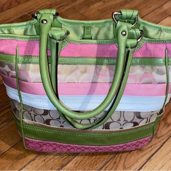 Beautiful Spring COACH Bag - Picture 3 of 7